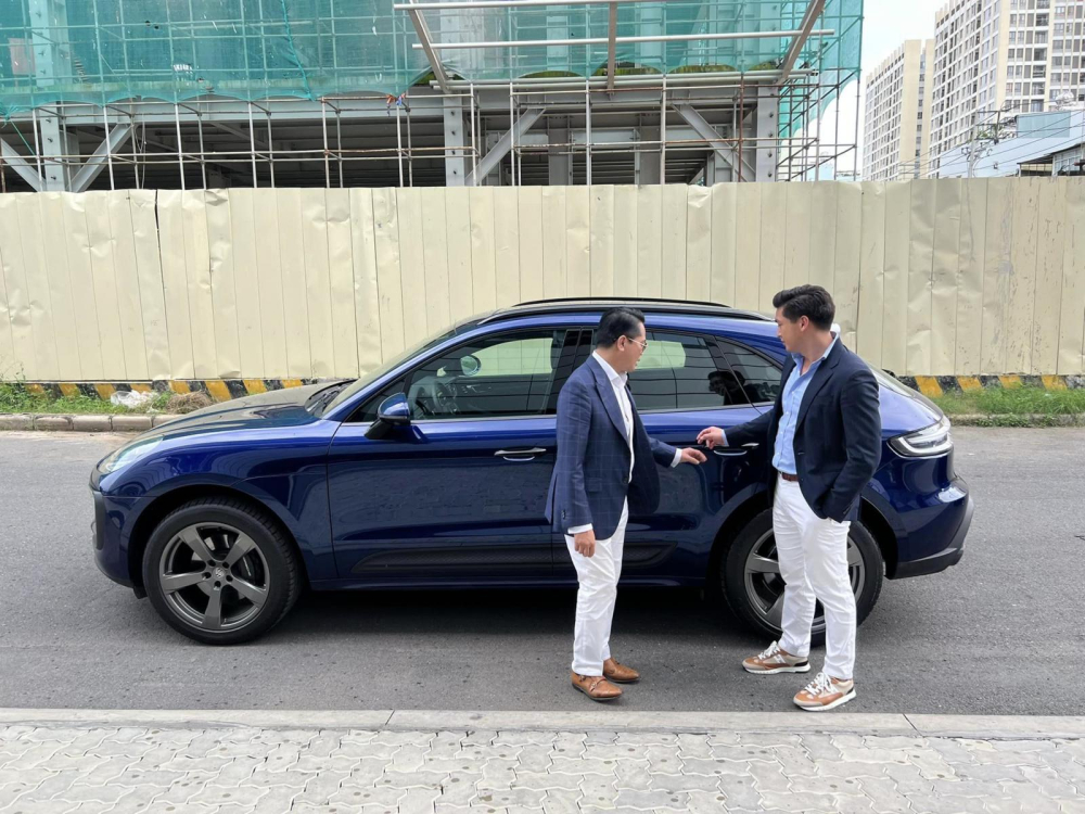 Thái Công cùng người tình kém 17 tuổi đi xem Porsche Macan Thái Công cùng người tình kém 17 tuổi đi xem Porsche Macan