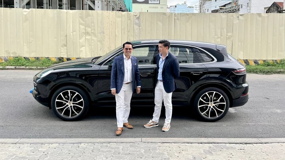 Và Porsche Cayenne khi đại lý thông báo có 2 xe sẵn, không phải chờ đợi Và Porsche Cayenne khi đại lý thông báo có 2 xe sẵn, không phải chờ đợi