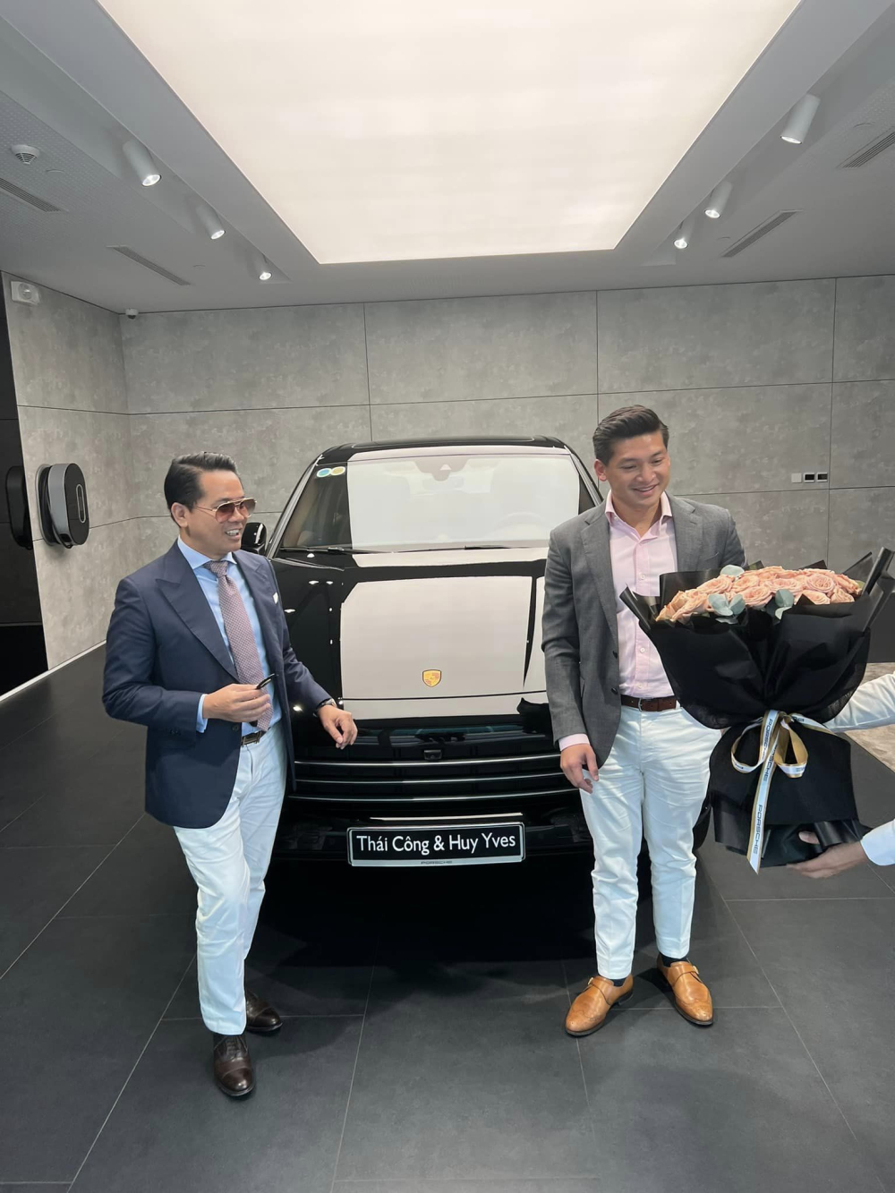 NTK Thái Công cùng bạn trai kém 17 tuổi tậu Porsche Cayenne sau khi đã đặt mua Porsche 911 chưa bao lâu NTK Thái Công cùng bạn trai kém 17 tuổi tậu Porsche Cayenne sau khi đã đặt mua Porsche 911 chưa bao lâu