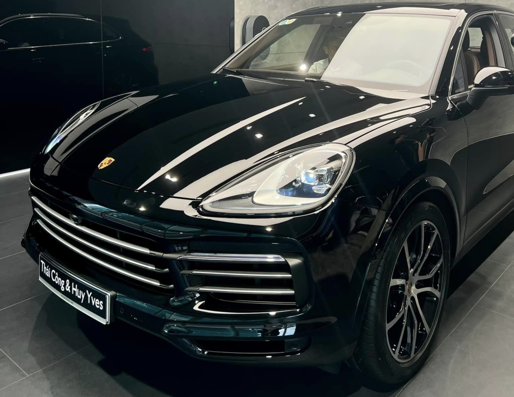Chiếc xe Porsche Cayenne này có màu đen Chiếc xe Porsche Cayenne này có màu đen
