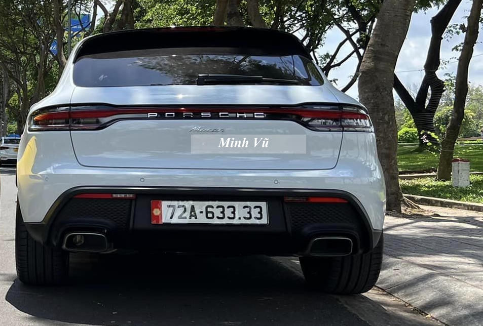 Dựa vào logo phía sau có thể đoán chiếc xe Porsche Macan biển tứ quý 3 này thuộc bản tiêu chuẩn Dựa vào logo phía sau có thể đoán chiếc xe Porsche Macan biển tứ quý 3 này thuộc bản tiêu chuẩn