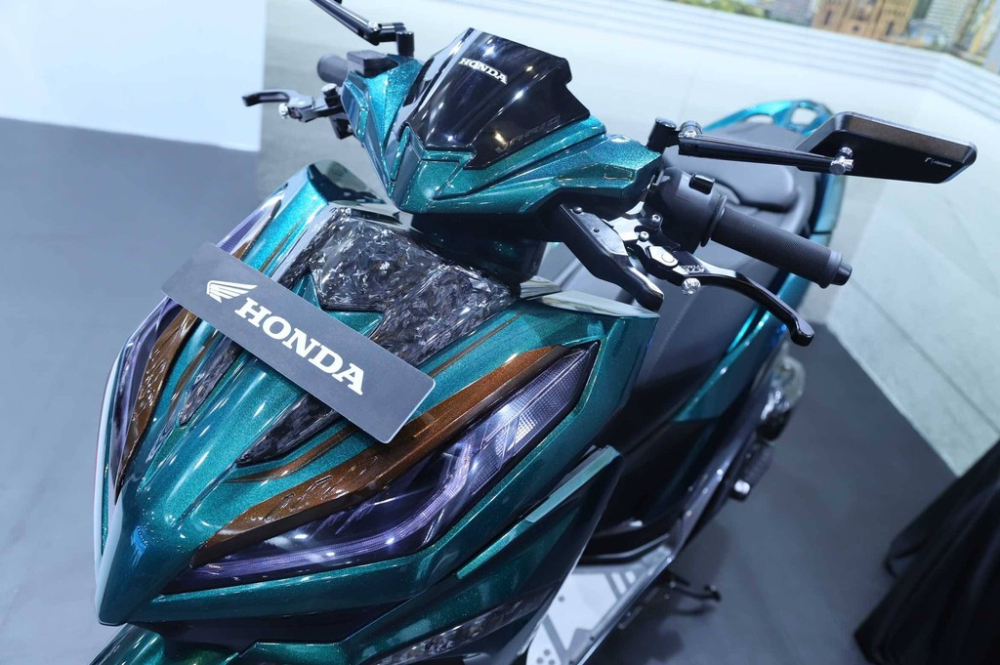 Vỏ đèn pha màu khói và ốp sơn air brush trên yếm trước của Honda Vario 125 Hyper Sporty Vỏ đèn pha màu khói và ốp sơn air brush trên yếm trước của Honda Vario 125 Hyper Sporty