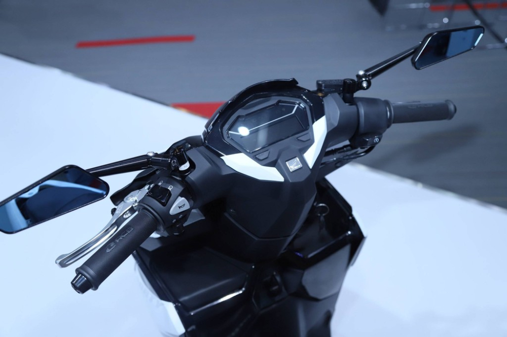 Honda Vario 125 Hyper Sporty vẫn đi kèm đồng hồ kỹ thuật số Honda Vario 125 Hyper Sporty vẫn đi kèm đồng hồ kỹ thuật số