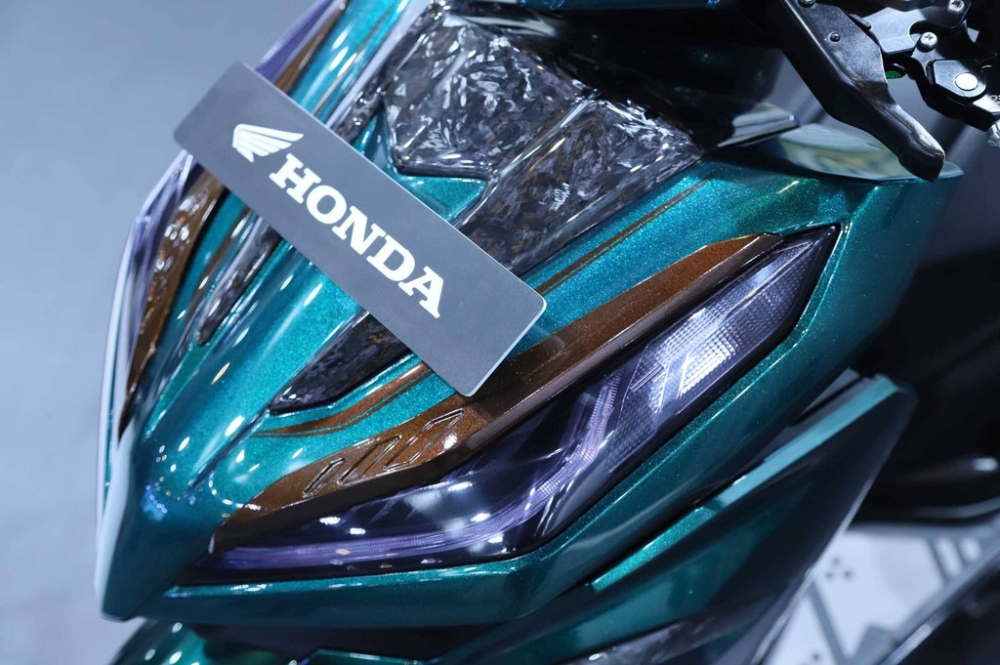 Honda Vario 125 Hyper Sporty được dán đề-can màu xanh, đi kèm những điểm nhấn màu đồng Honda Vario 125 Hyper Sporty được dán đề-can màu xanh, đi kèm những điểm nhấn màu đồng