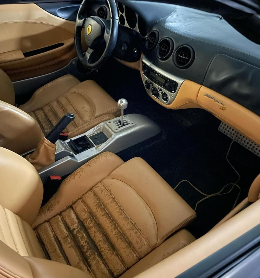 Nội thất một chiếc si&ecirc;u xe Ferrari 360 Spider số s&agrave;n bị ph&aacute; hủy bởi b&atilde;o Ian