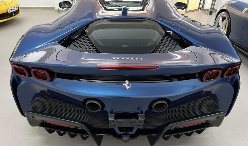 Si&ecirc;u xe Ferrari SF90 Spider hơn 50 tỷ đồng của Cường "Đ&ocirc;-la" t&aacute;i xuất trong ng&agrave;y đầu ti&ecirc;n của 2025- Ảnh 4.