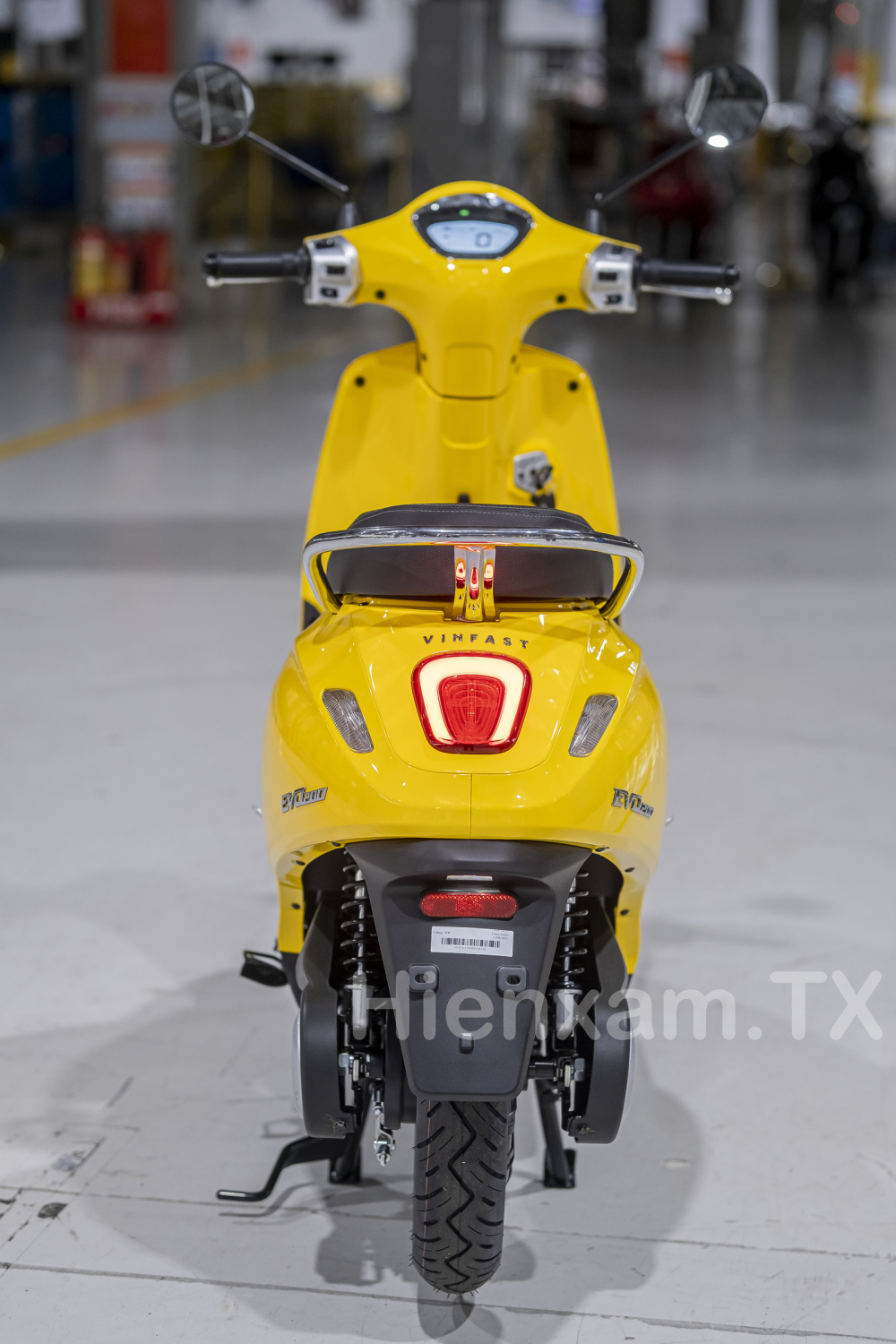 Phần ngang hôn xe dường như là sự kết hợp giữa những đường nét của Vespa và Lambretta.