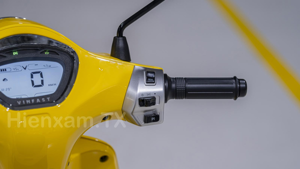 Trên EVO200 có 2 chế độ lái là ECO và Sport.