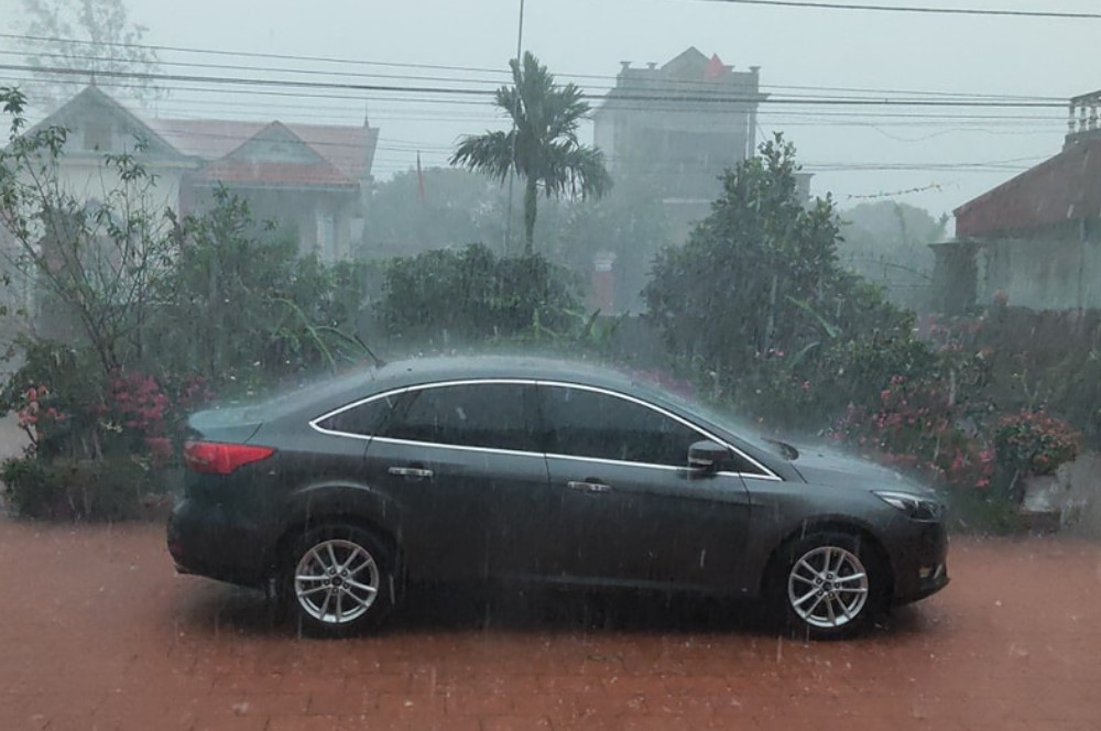 Nếu xe thường xuy&ecirc;n phải để ở ngo&agrave;i th&igrave; bạn n&ecirc;n mua bạt phủ &ocirc; t&ocirc; 