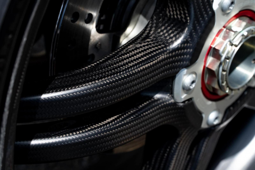 Và còn rất nhiều chi tiết làm từ carbon, trong ảnh là bộ mâm của xe Ducati Panigale V4 SP2 từ sợi carbon giúp giảm trọng lượng 1,4 kg so với mâm nhôm của mô hình Ducati Panigale V4 S. Và còn rất nhiều chi tiết làm từ carbon, trong ảnh là bộ mâm của xe Ducati Panigale V4 SP2 từ sợi carbon giúp giảm trọng lượng 1,4 kg so với mâm nhôm của mô hình Ducati Panigale V4 S.