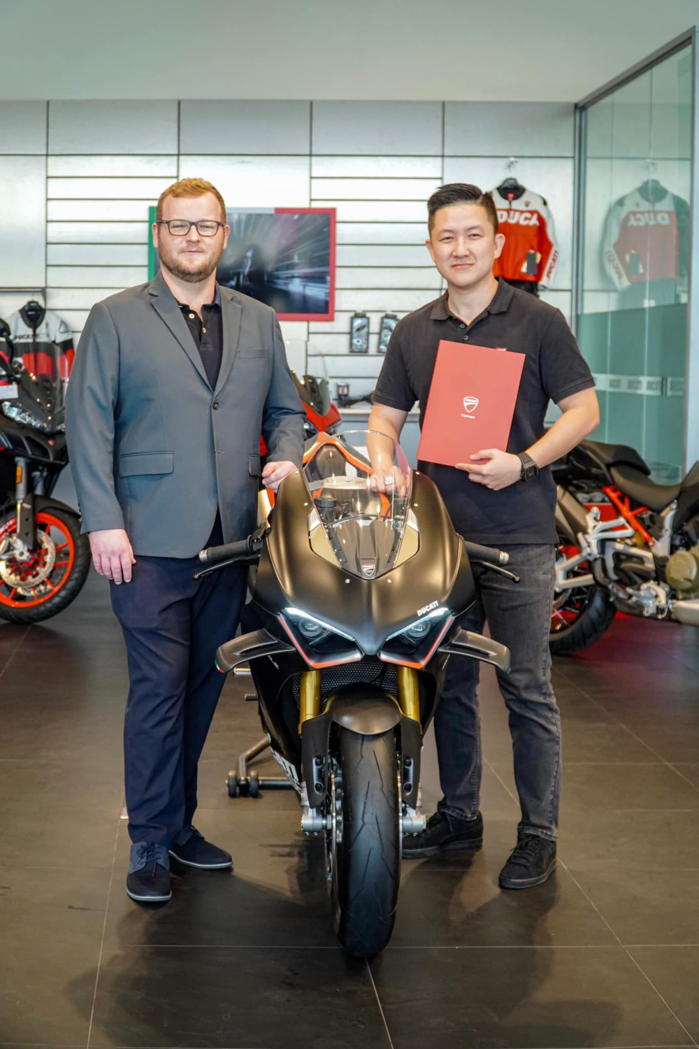 Đánh giá Đánh giá bom tấn Ducati Panigale V4 SP2 mới về Việt Nam của 1 biker miền Tây chịu chơi, giá từ 1,36 tỷ đồng