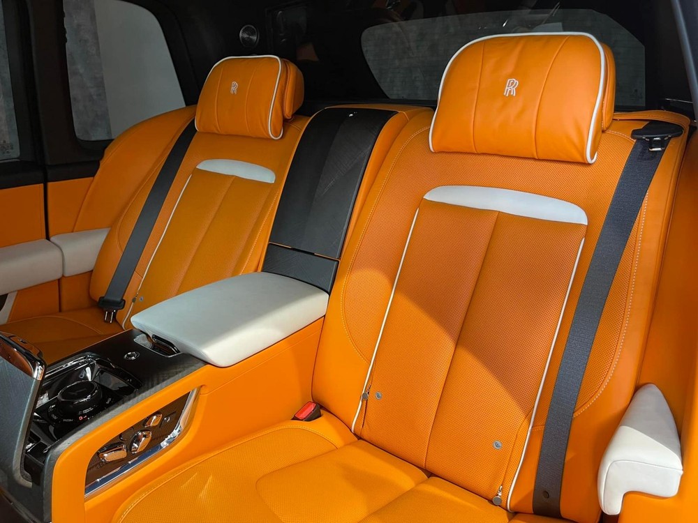 Nội thất một chiếc xe Rolls-Royce Cullinan Nội thất một chiếc xe Rolls-Royce Cullinan