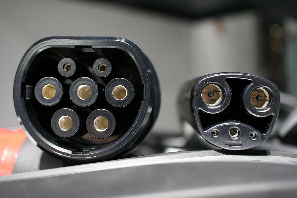 Phích cắm sạc Tesla Supercharger dành cho châu Âu (bên trái) và dành cho Bắc Mỹ/Hàn Quốc Phích cắm sạc Tesla Supercharger dành cho châu Âu (bên trái) và dành cho Bắc Mỹ/Hàn Quốc