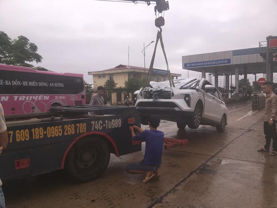 Chiếc Toyota Veloz Cross bị hư hỏng nặng đầu xe sau vụ tai nạn Chiếc Toyota Veloz Cross bị hư hỏng nặng đầu xe sau vụ tai nạn