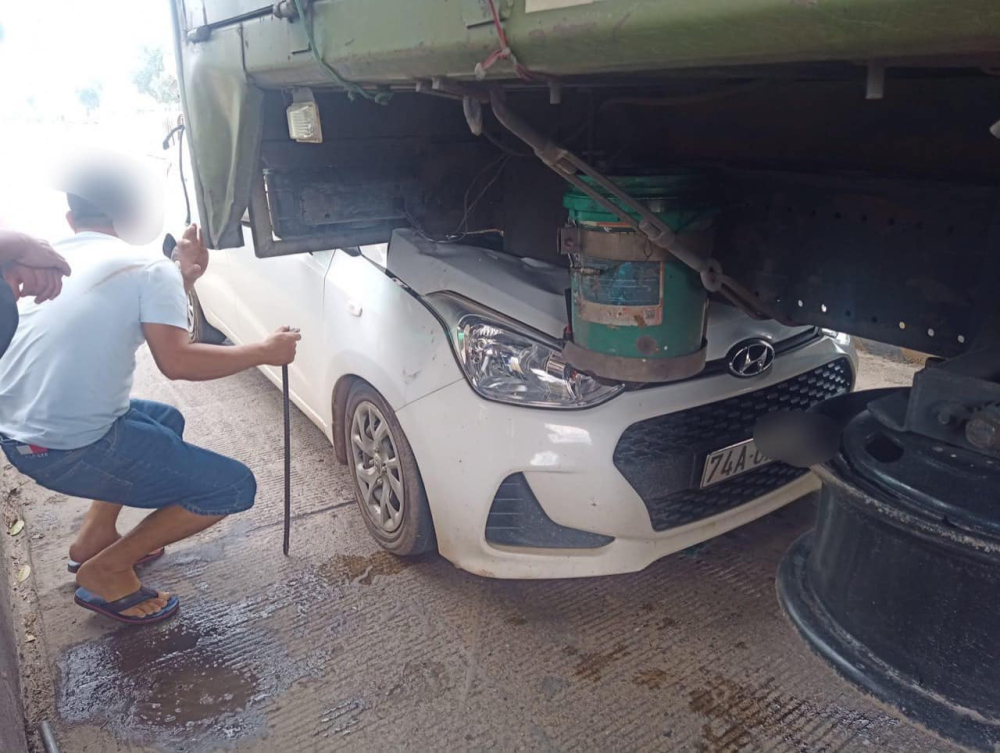 Chiếc ô tô con Hyundai Grand i10 bị tai nạn khi bám đuôi xe tải để trốn thu phí Chiếc ô tô con Hyundai Grand i10 bị tai nạn khi bám đuôi xe tải để trốn thu phí