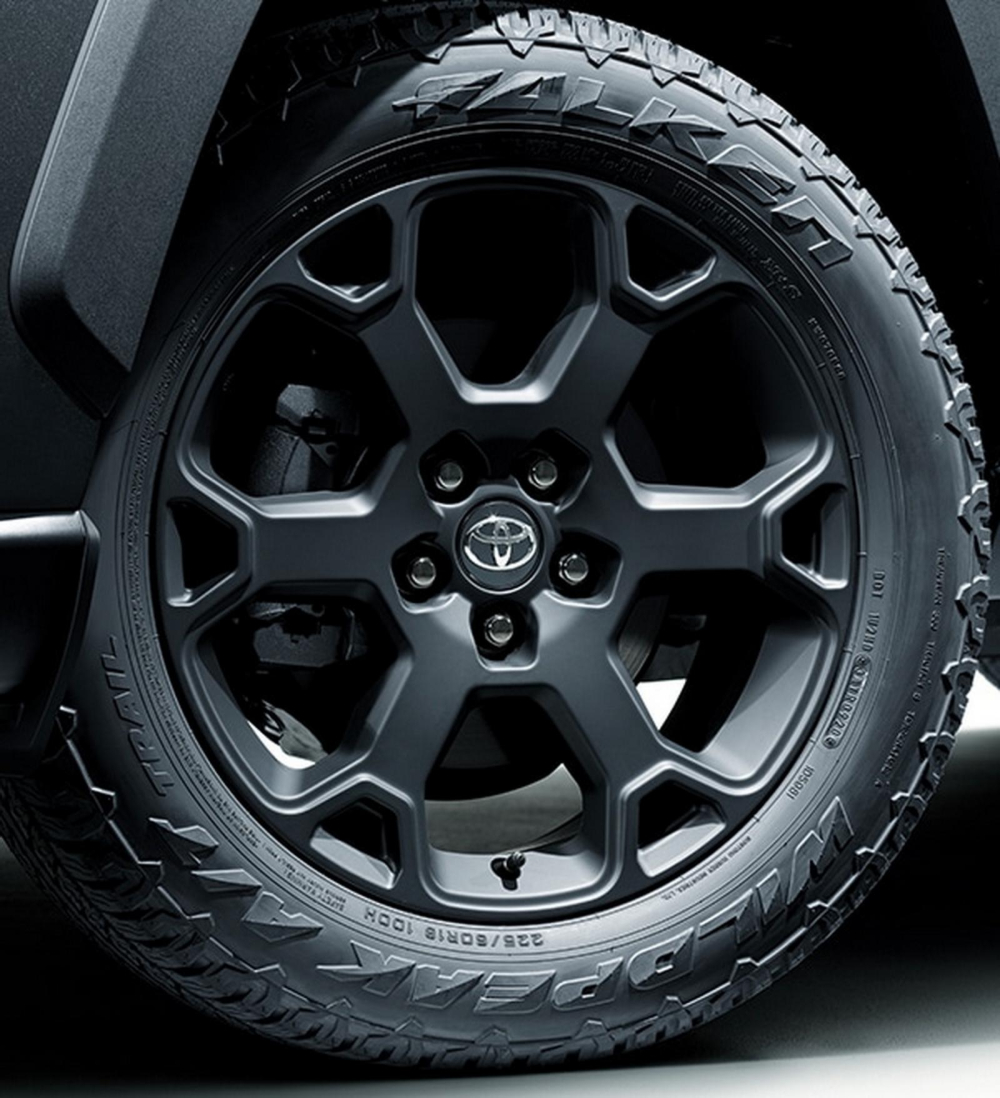 Vành 18 inch màu đen nhám của Toyota RAV4 2023 khi đi kèm gói phụ kiện Adventure Offroad Package II Vành 18 inch màu đen nhám của Toyota RAV4 2023 khi đi kèm gói phụ kiện Adventure Offroad Package II
