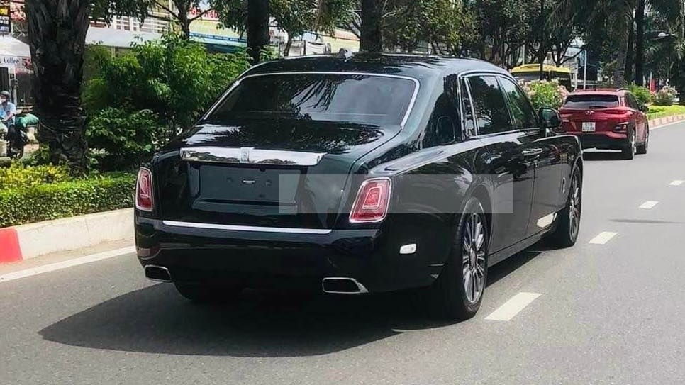 Hình ảnh xe Rolls-Royce Phantom VIII lăn bánh trên đường phố Vũng Tàu Hình ảnh xe Rolls-Royce Phantom VIII lăn bánh trên đường phố Vũng Tàu