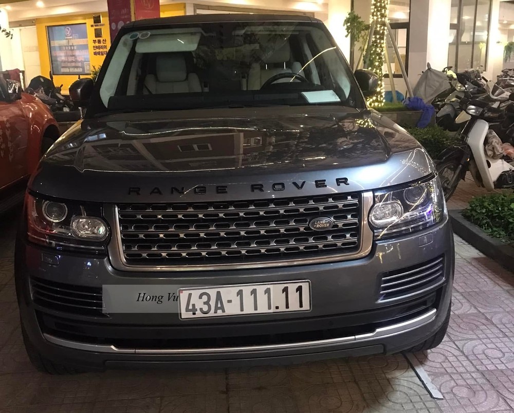 Kế đến l&agrave; một chiếc xe Range Rover đầu số Đ&agrave; Nẵng