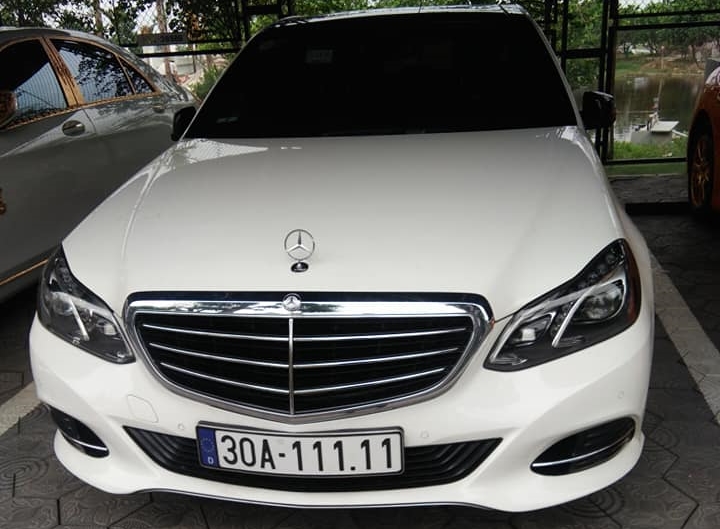 V&agrave; Mercedes-Benz E400 n&agrave;y đều mang biển ngũ qu&yacute; 1