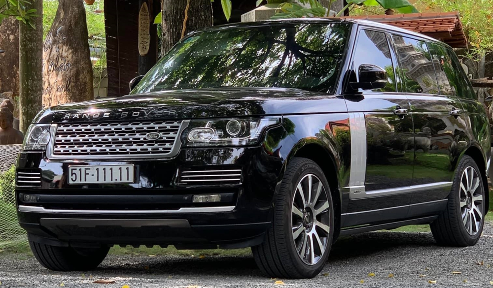  Tiếp theo l&agrave; một chiếc xe Range Rover trục cơ sở d&agrave;i đầu số S&agrave;i G&ograve;n