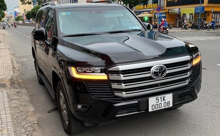 Toyota Land Cruiser 2022 cũng ấn tượng với biển tứ qu&yacute; 0, nhưng c&oacute; người dịch l&agrave; kh&ocirc;ng ph&aacute;t t&agrave;i