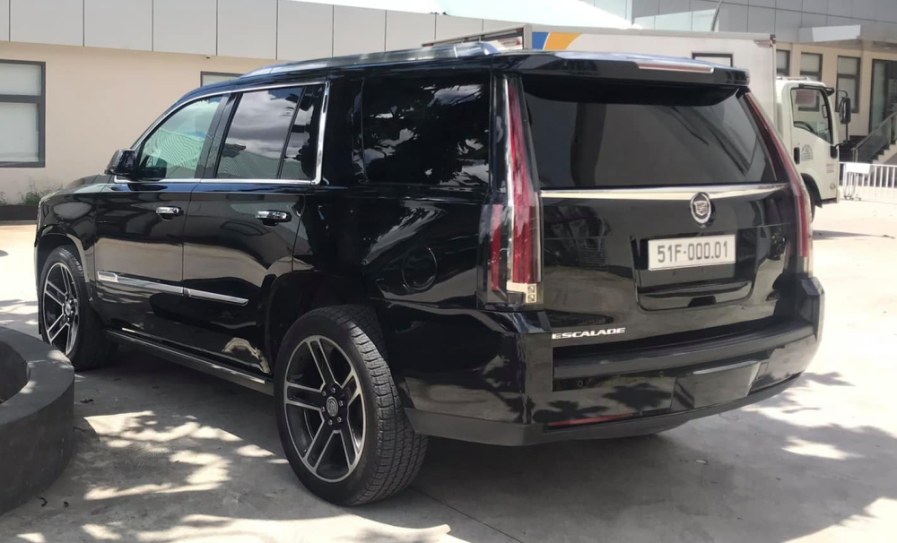 Nghe đến c&aacute;i t&ecirc;n Cadillac Escalade chắc hẳn bạn đ&atilde; biết độ độc, đắt v&agrave; đẳng cấp của chủ xe rồi, th&ecirc;m quả biển người ti&ecirc;n phong th&igrave; c&agrave;ng VIP