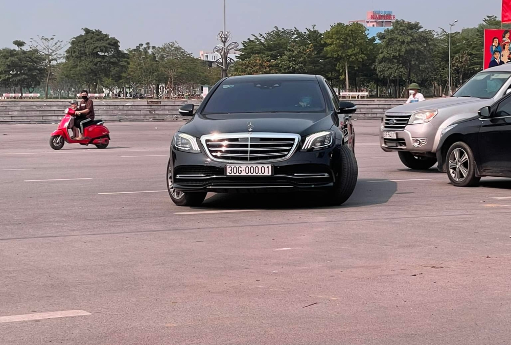 Mercedes-Benz S450 với biển 000.01 của H&agrave; Nội