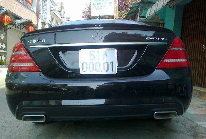 51A-000.01 từng gắn tr&ecirc;n một chiếc xe Mercedes-Benz S550 AMG, chủ nh&acirc;n c&oacute; bạn b&egrave; to&agrave;n chơi biển VIP