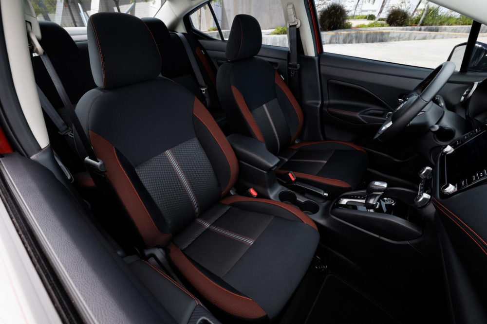 Nội thất của Nissan Versa 2023 bản SR còn có những điểm nhấn màu đỏ trong nội thất Nội thất của Nissan Versa 2023 bản SR còn có những điểm nhấn màu đỏ trong nội thất