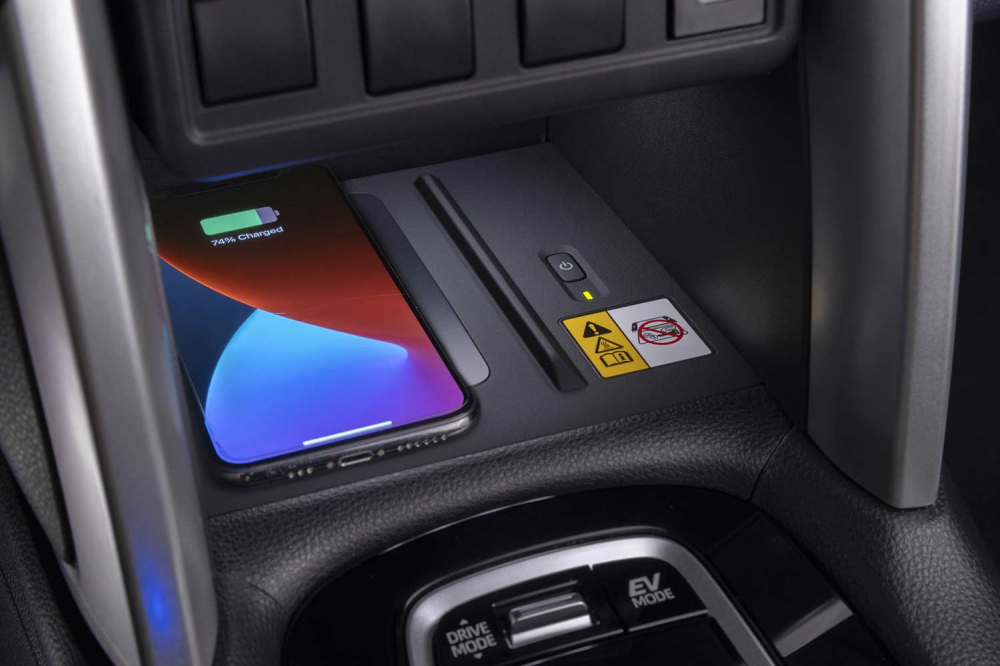 Sạc kh&ocirc;ng d&acirc;y tr&ecirc;n Toyota Corolla Cross