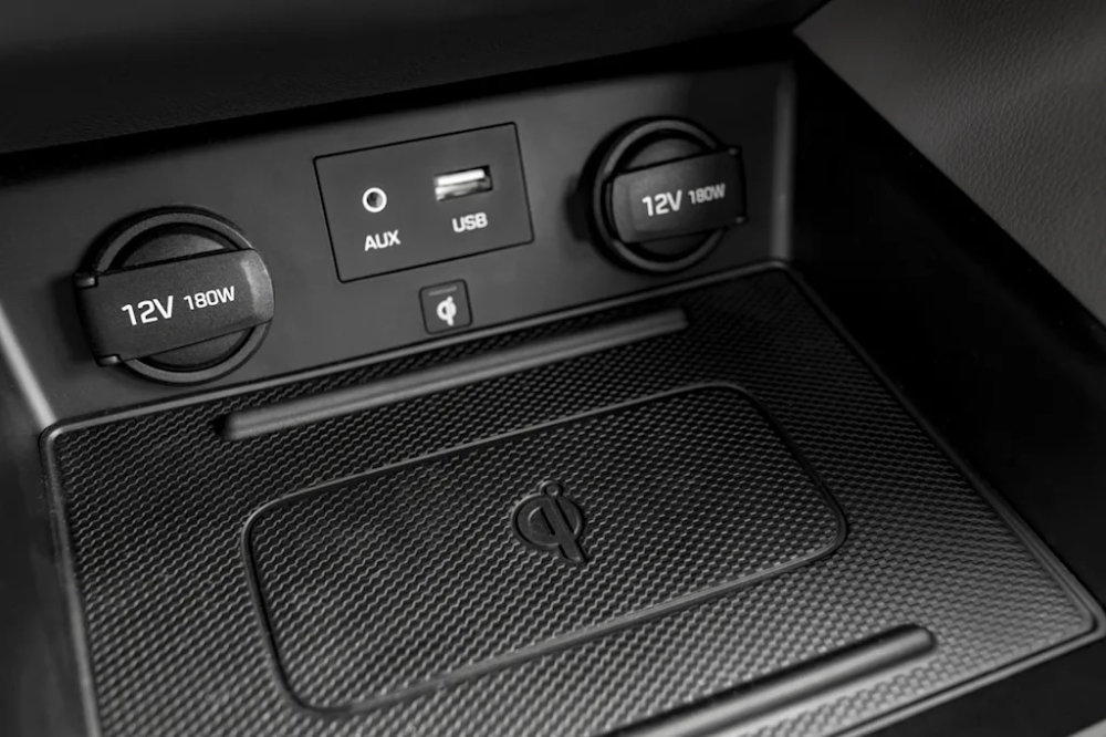 N&ecirc;n đặt điện thoại v&agrave;o đ&uacute;ng khu vực trung t&acirc;m của đế sạc