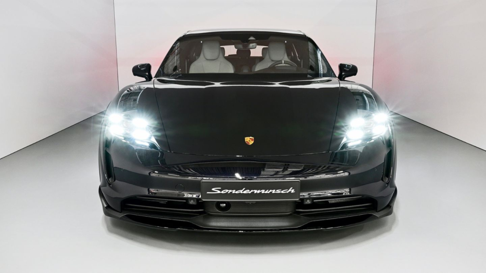 Cận cảnh đầu xe của chiếc Porsche Taycan 4S Cross Turismo