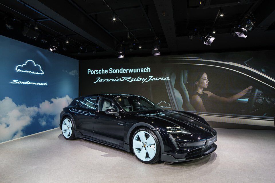 Chiếc Porsche Taycan 4S Cross Turismo đặc biệt được ra đời tại Đức