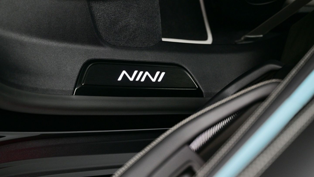 Ốp bậc cửa có dòng chữ NiNi ở cửa sau của chiếc Porsche Taycan 4S Cross Turismo