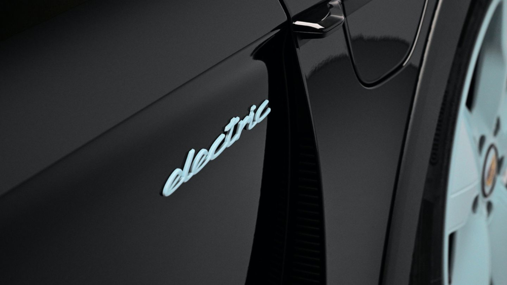 Logo Electric trên cửa bên ghế lái của chiếc Porsche Taycan 4S Cross Turismo
