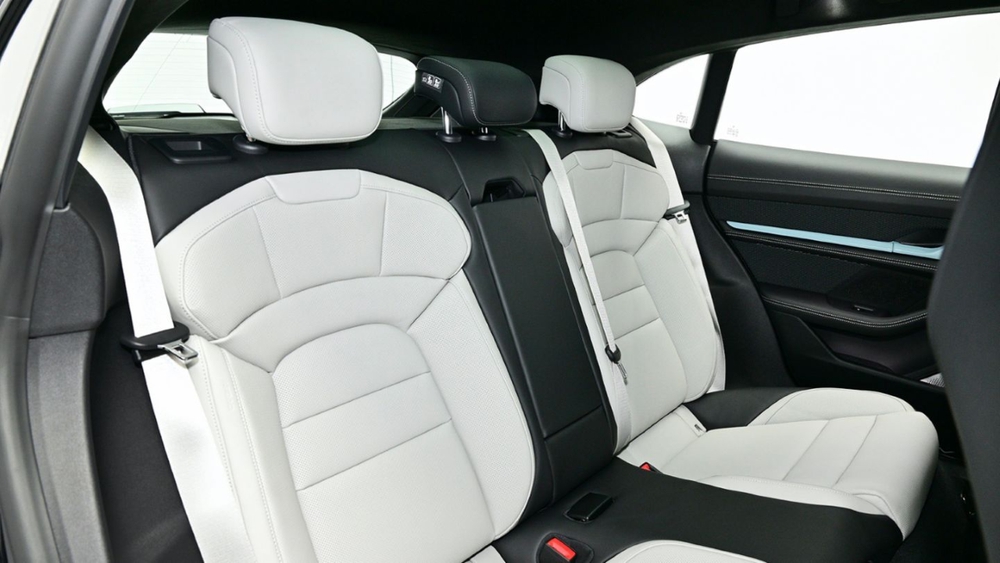 Hàng ghế sau của Porsche Taycan 4S Cross Turismo