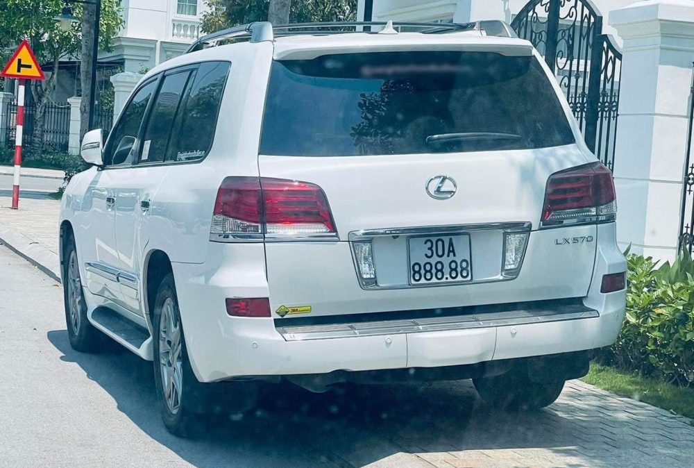 Bộ đôi Lexus LX570 mang siêu biển ngũ quý 8 của Hà Nội. Điểm khác là đời xe và chữ cái