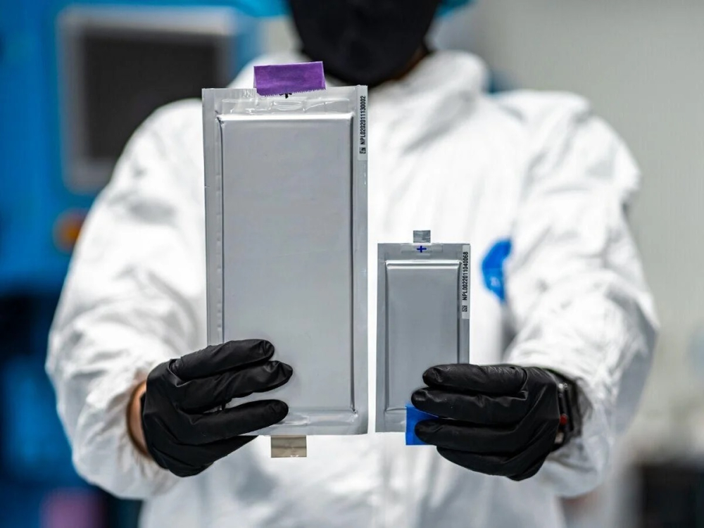 Pin thể rắn có nhiều ưu điểm so với pin lithium-ion và được kỳ vọng là tương lai của ngành công nghiêp ô tô điện thế giới Pin thể rắn có nhiều ưu điểm so với pin lithium-ion và được kỳ vọng là tương lai của ngành công nghiêp ô tô điện thế giới