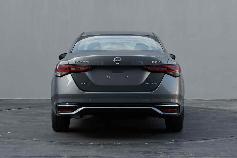 Nissan Sylphy e-Power 2023 có thêm nẹp mạ crôm trên cản sau Nissan Sylphy e-Power 2023 có thêm nẹp mạ crôm trên cản sau