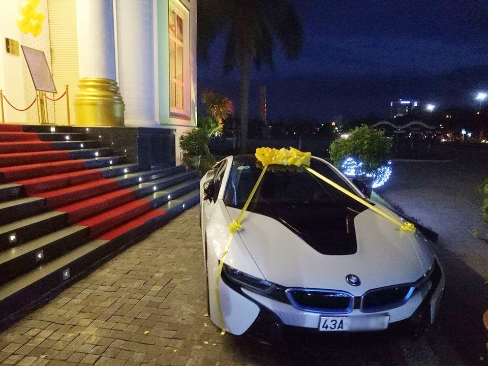 Chiếc xe BMW i8 lúc làm quà mừng sinh nhật cho vợ của đại gia Đà Nẵng vào năm 2016 Chiếc xe BMW i8 lúc làm quà mừng sinh nhật cho vợ của đại gia Đà Nẵng vào năm 2016