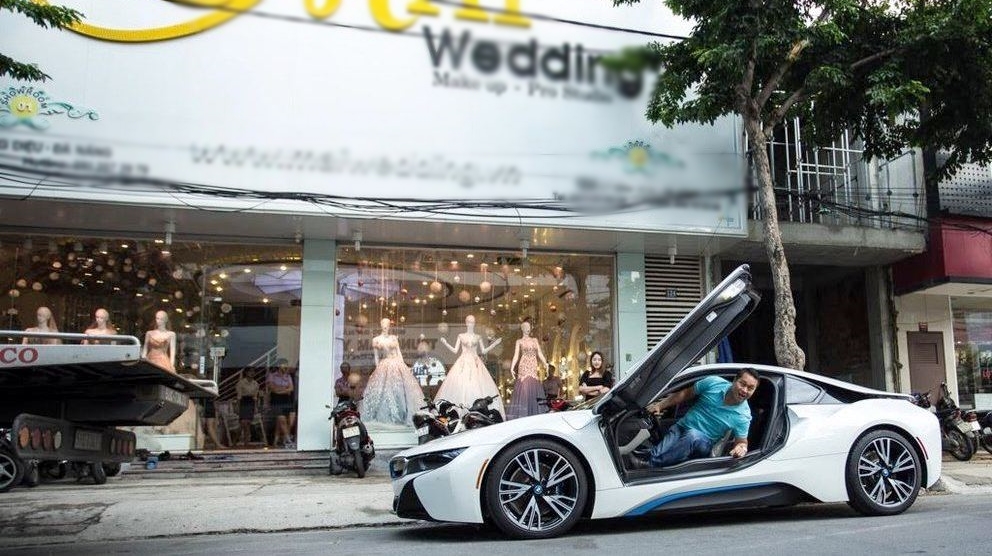 Khi được vận chuyển về Đà Nẵng, chiếc xe BMW i8 này nhanh chóng nổi tiếng Khi được vận chuyển về Đà Nẵng, chiếc xe BMW i8 này nhanh chóng nổi tiếng