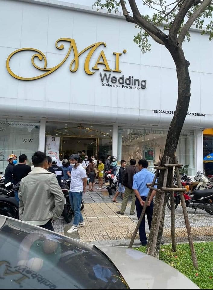 Còn đây là nhiều khách kéo tới để tìm hiểu sự việc Còn đây là nhiều khách kéo tới để tìm hiểu sự việc