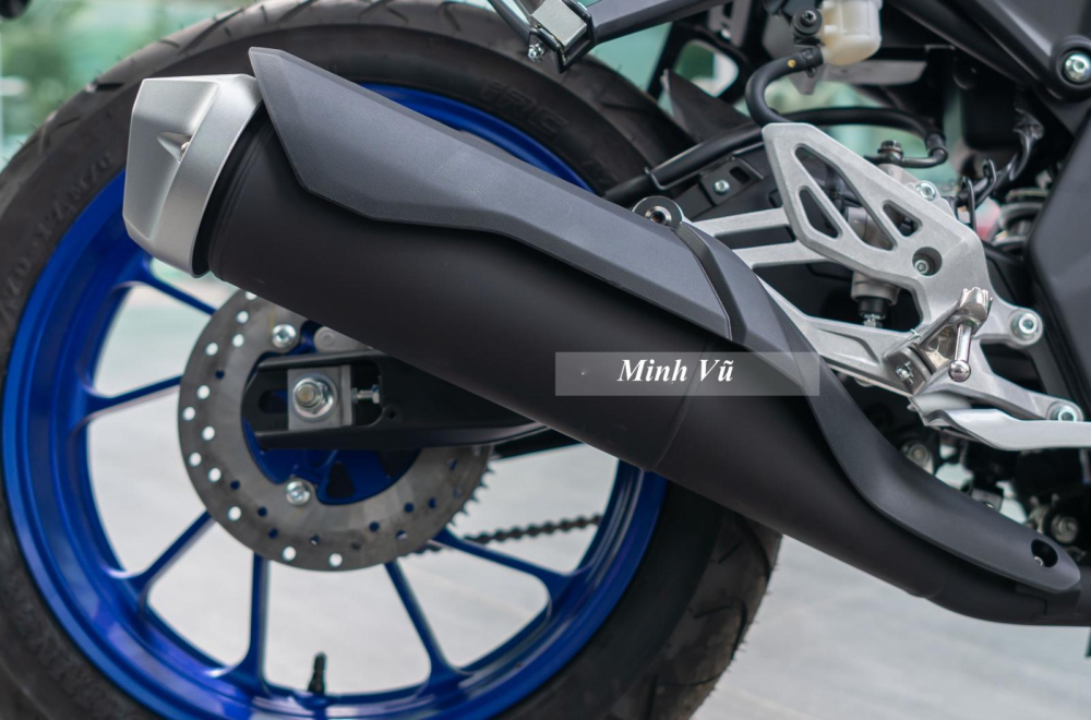 Trên R15M còn được trang bị hệ thống kiểm soát lực kéo (TCS) giúp tăng độ bám đường của bánh sau, bộ ly hợp hỗ trợ và chống trượt trên R15M lại được tiếp sức với công nghệ sang số nhanh Quick Shifter, giúp người lái có thể sang số dễ dàng mà không cần cắt côn, được kích hoạt tại vận tốc lớn hơn 20 km/h và vòng tua máy đạt trên 2.000 vòng/phút khi xe đang tăng tốc.