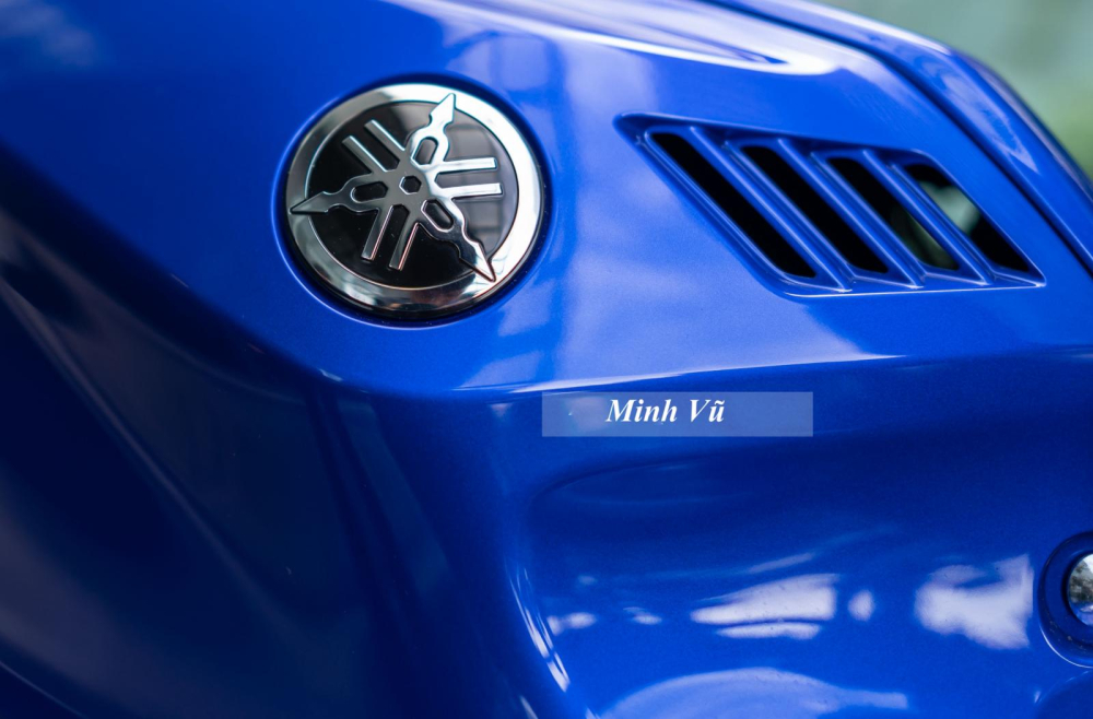  Phần bình xăng Yamaha R15 2022 được làm góc cạnh với phần lõm mới giúp tối ưu tư thế ngồi hơn trước, kết hợp cùng đuôi xe được vuốt nhọn và sự chăm chút cho khung sườn của xe mang lại cảm giác hoàn thiện cao cấp. 