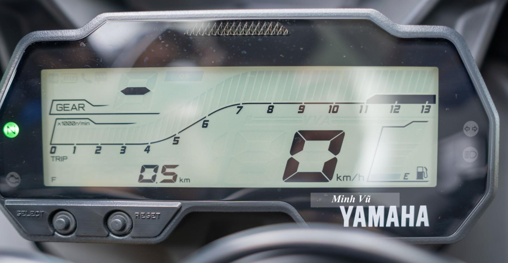  Đồng hồ LCD xe Yamaha R15 2022 dạng toàn phần, ngoài hiển thị các thông số cơ bản của xe mô tô, màn hình này còn có khả năng kết nối điện thoại Y-Connect giúp biker có thể kiểm tra cuộc gọi, tin nhắn, phần trăm pin điện thoại...
