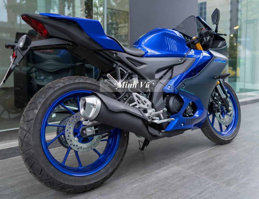  R15 thế hệ 4.0 vẫn tiếp tục kế thừa truyền thống ban đầu được Yamaha phát triển nhằm giúp tất cả khách hàng phổ thông có thể tận hưởng cảm giác phấn khích của một chiếc xe thể thao ngay trong thực tiễn đời sống, như di chuyển từ nhà đến trường hay đi làm, cà phê cùng bạn bè và chắc chắn, sẽ có nhiều hội nhóm R15 chào đời để cùng nhau khác phá các cung đường.