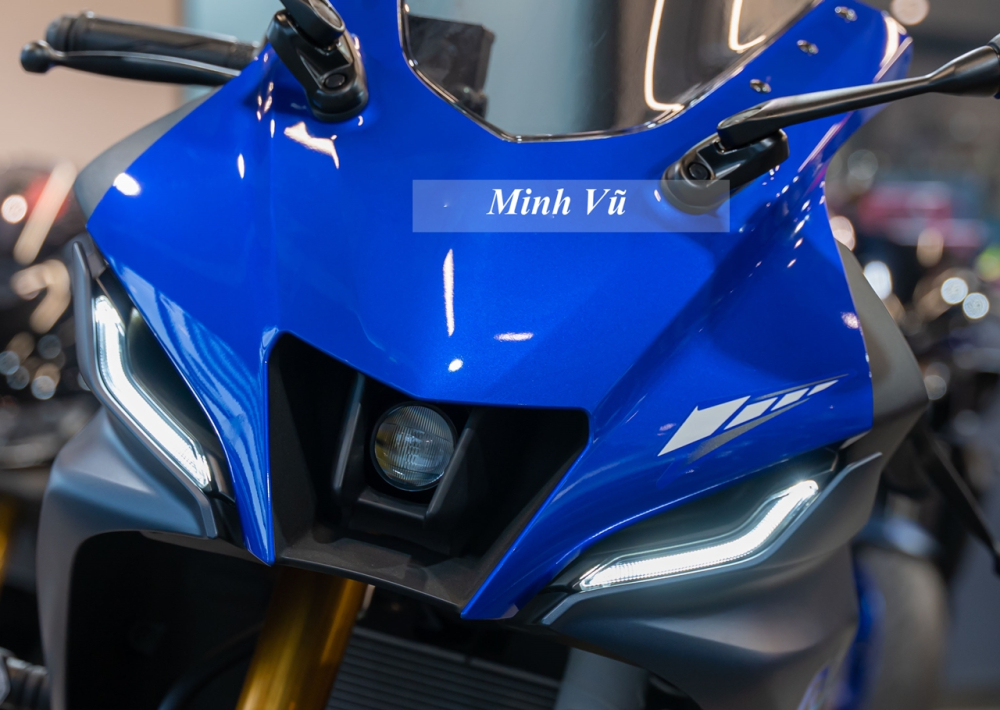  Nếu ai đó tìm sự hấp dẫn trong thiết kế của xe Yamaha R15 thế hệ mới, hệ thống đèn chiếu sáng là điểm nhấn, đôi mắt này dạng bi cầu LED projector ở phần đầu xe, hệt như các xe phân khối lớn giúp mặt tiền xe hầm hố và có thể xem là tiểu R1, 2 bên là cặp đèn định vị DRL dạng mảnh, thiết kế sắc sảo hướng từ giữa ra ngoài.