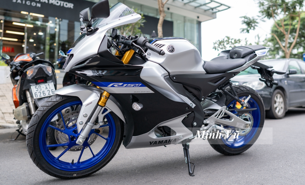 Trong cách đặt tên lần này, chữ M của 2 phiên bản cao cấp nhất nhà Yamaha R15 khiến nhiều người gợi nhớ đến chiếc xe giới hạn Yamaha YZF-R1M rất đình đám. Xe được sơn 2 màu bạc đen như chiếc sport bike nhưng phần đen là dàn nhựa không phải carbon như R1M, điều này cũng dễ hiểu vì R15M dành cho người mới chơi mô tô, giá thành mềm.