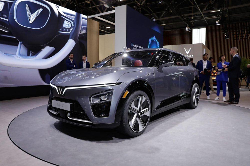 VinFast VF7 hiện đang được trưng b&agrave;y tại triển l&atilde;m &Ocirc; t&ocirc; Paris 2022