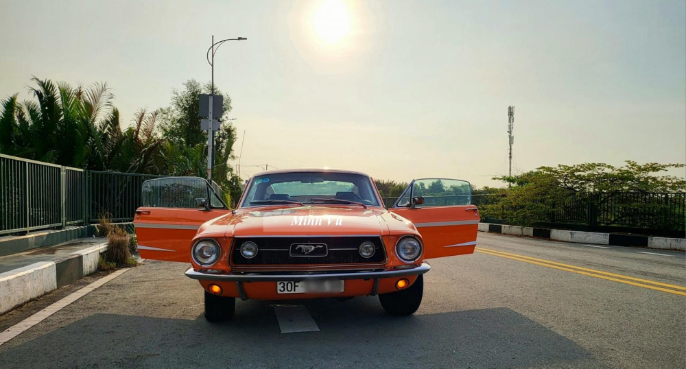 Xe lúc còn mang màu cam, biển Hà Nội Xe lúc còn mang màu cam, biển Hà Nội